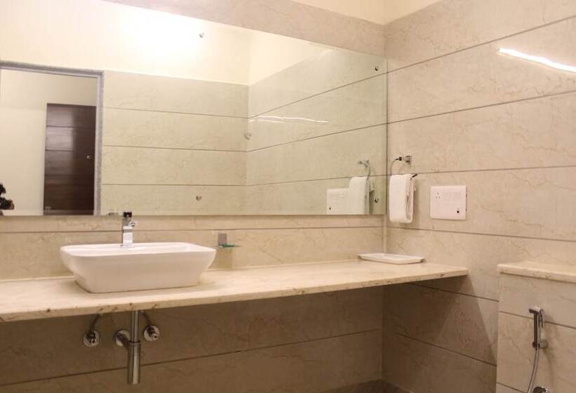 Hotel Royal Residence Iffco Chowk