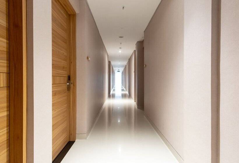 Travel Hub Hotel Kualanamu Airport