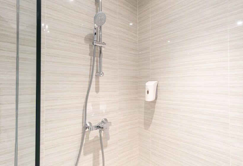 Travel Hub Hotel Kualanamu Airport