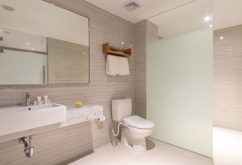 Travel Hub Hotel Kualanamu Airport