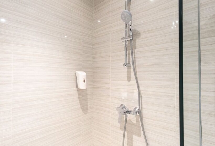 Travel Hub Hotel Kualanamu Airport