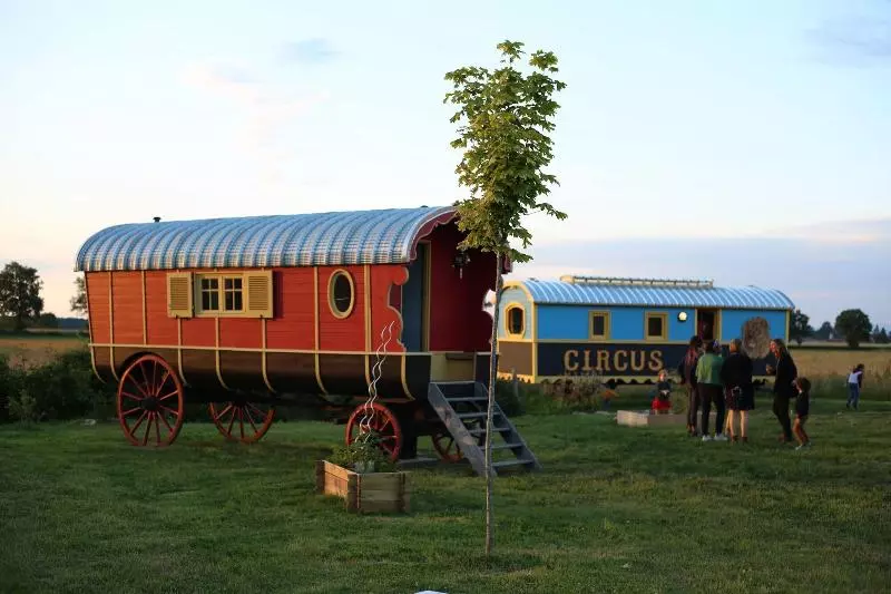 ベッドアンドブレックファースト La Roulotte Des Grillots