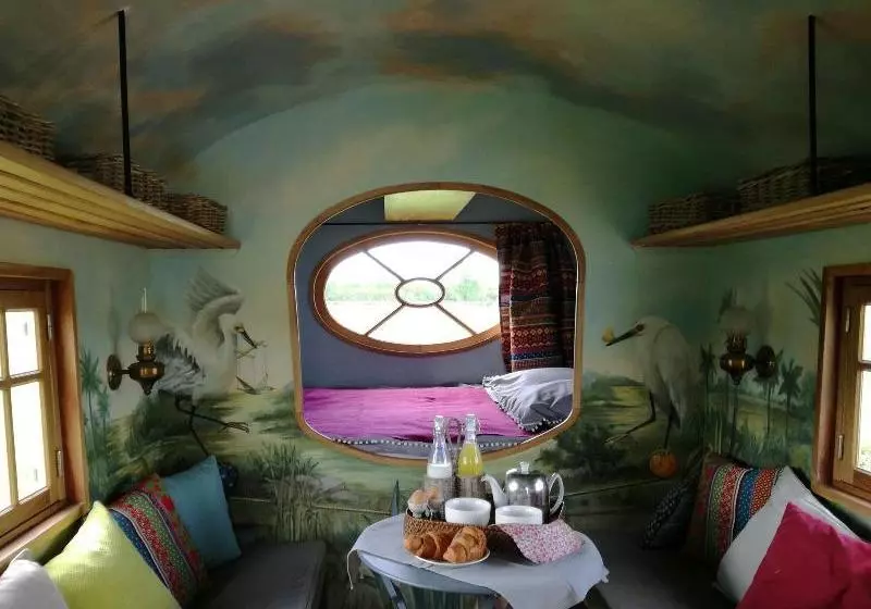 ベッドアンドブレックファースト La Roulotte Des Grillots