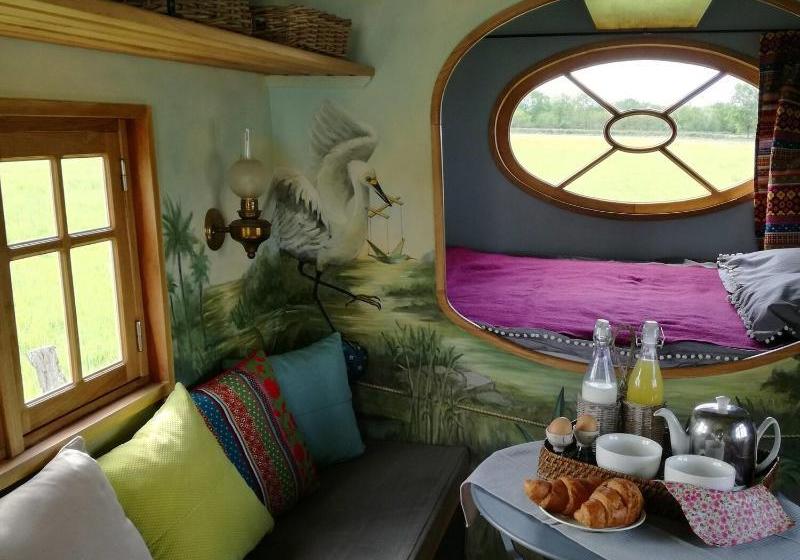 مبيت وإفطار La Roulotte Des Grillots