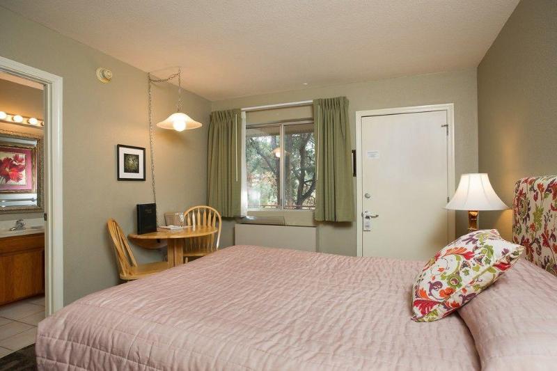 Отель Baby Quail Inn