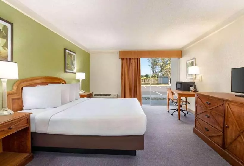 Hotel Baymont By Wyndham Daytona Beach   Intl Speedway