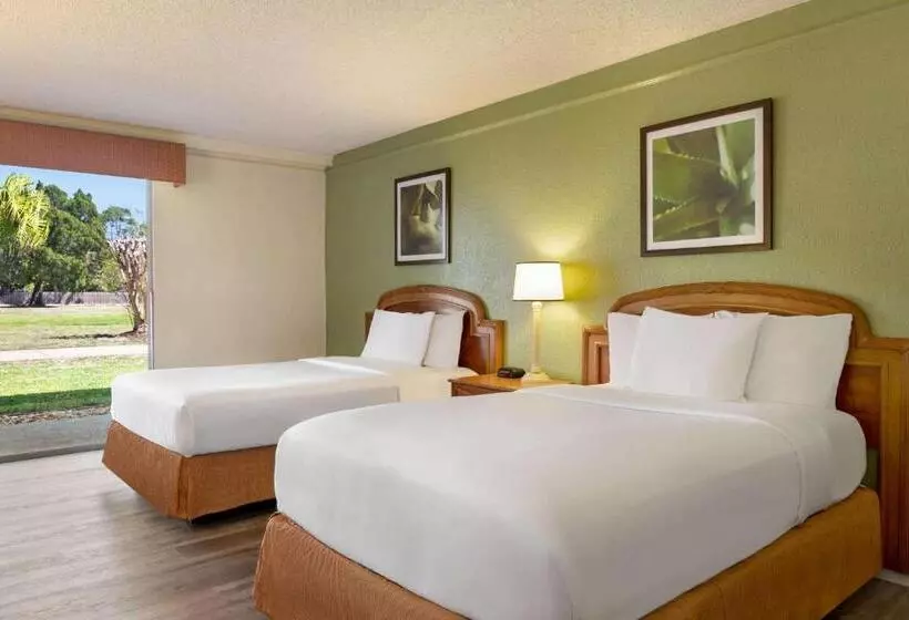 Hotel Baymont By Wyndham Daytona Beach   Intl Speedway