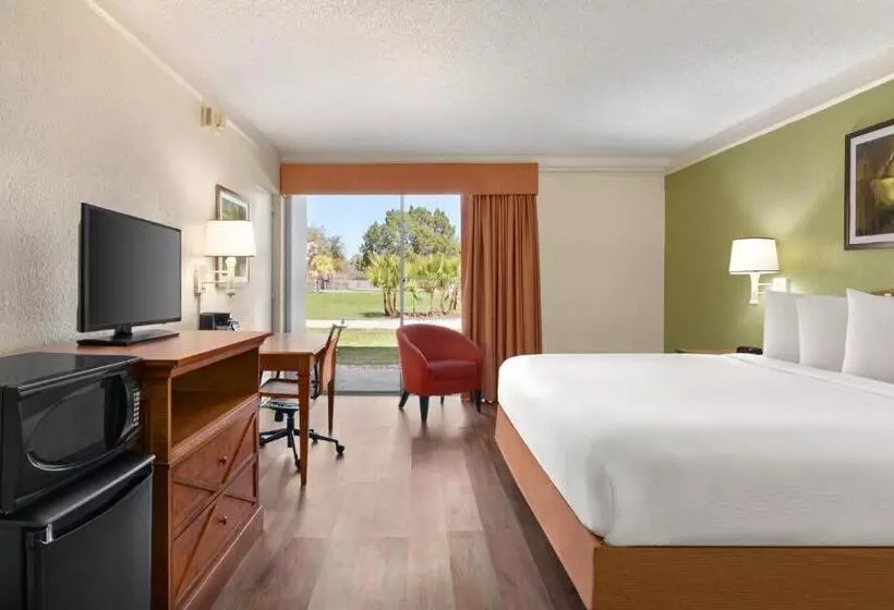 Hotel Baymont By Wyndham Daytona Beach   Intl Speedway