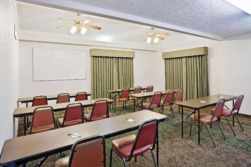 בית מלון כפרי La Quinta Inn By Wyndham Merrillville