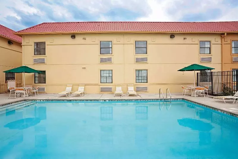 בית מלון כפרי La Quinta Inn By Wyndham Merrillville