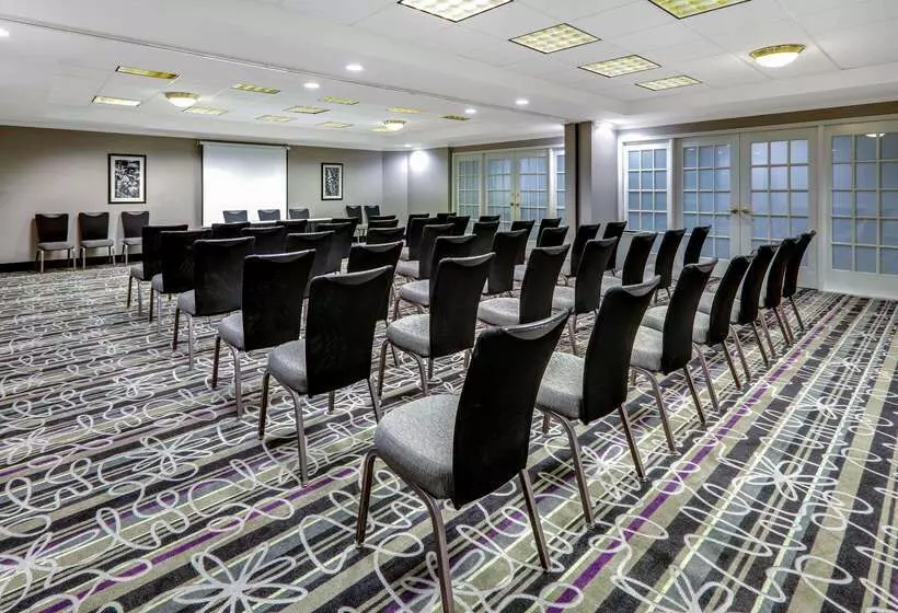 ホテル La Quinta By Wyndham Dallas   Addison Galleria