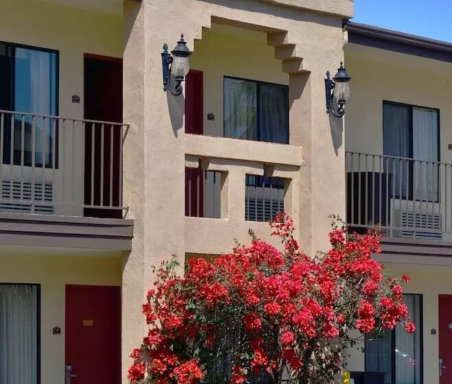 Отель Lamplighter Inn & Suites At Sdsu