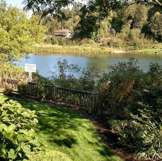 בית מלון כפרי Lewis River Inn