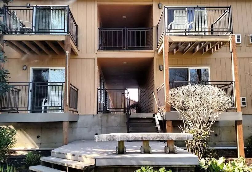 בית מלון כפרי Lewis River Inn