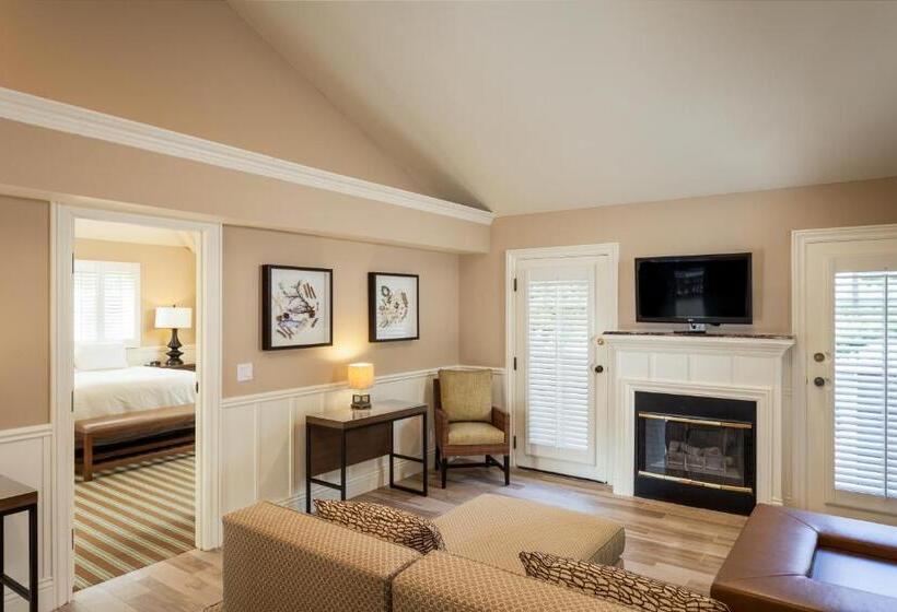 هتل Lighthouse Lodge & Cottages