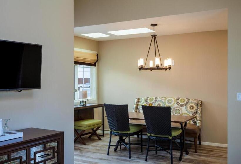 هتل Lighthouse Lodge & Cottages