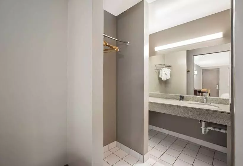 בית מלון כפרי Red Carpet Inn Edison