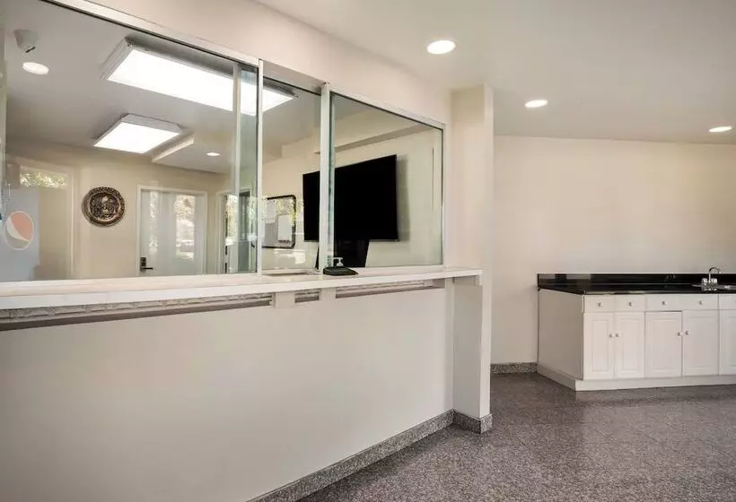 בית מלון כפרי Red Carpet Inn Edison