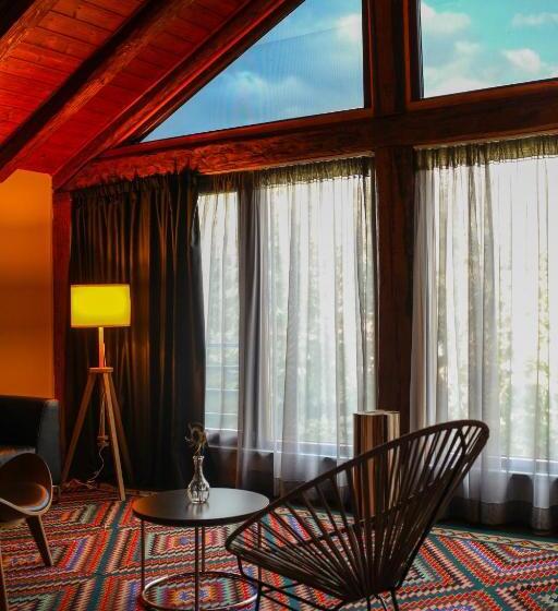 Dim S Hotel & Restaurant