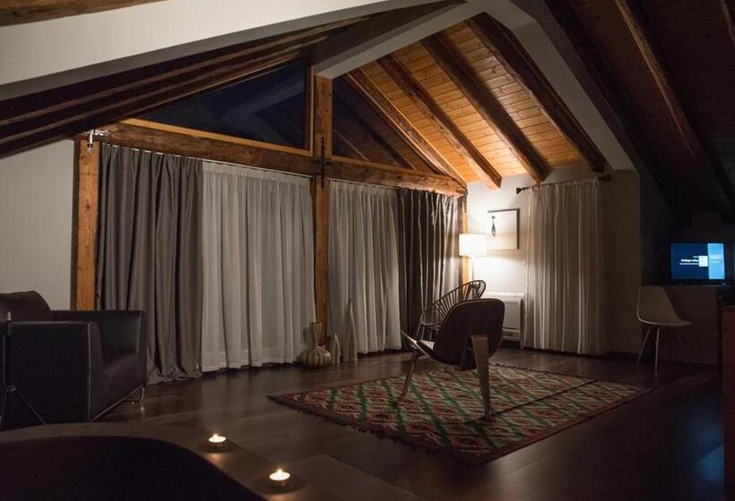 Dim S Hotel & Restaurant