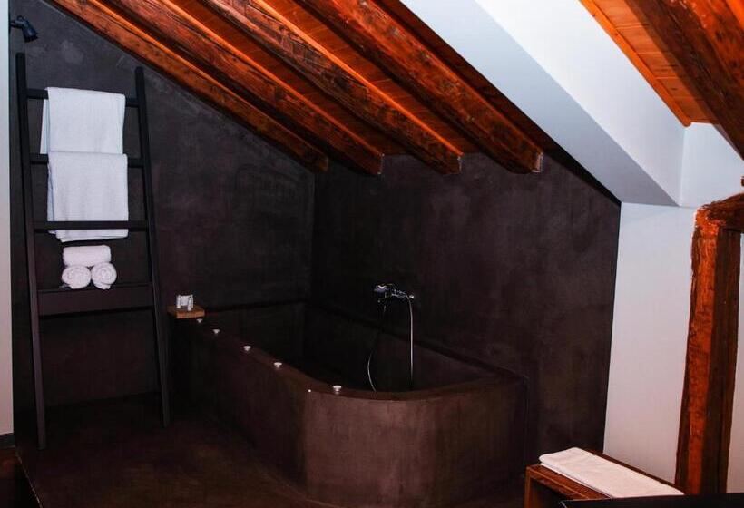 Dim S Hotel & Restaurant