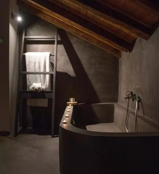 Dim S Hotel & Restaurant