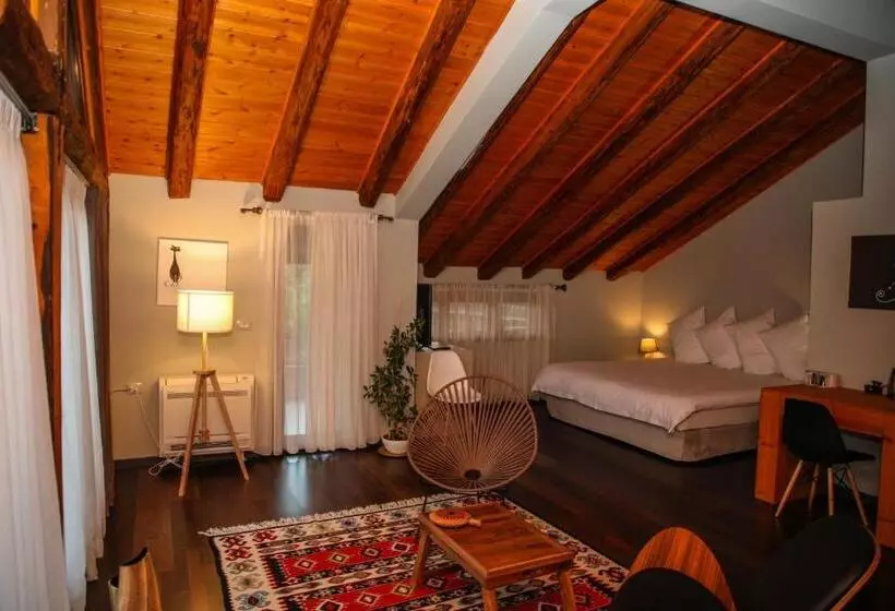 Dim S Hotel & Restaurant