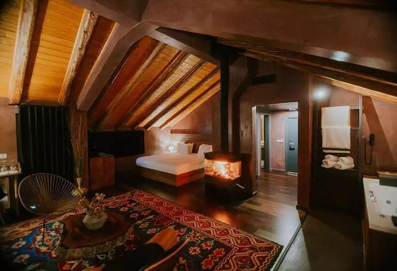 Dim S Hotel & Restaurant