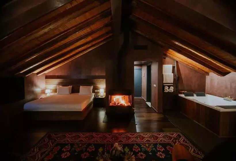 Dim S Hotel & Restaurant