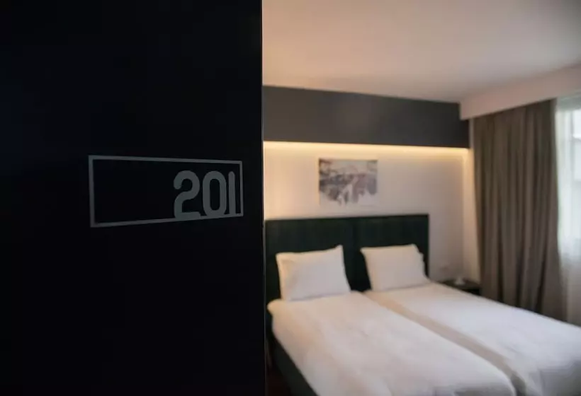 Dim S Hotel & Restaurant