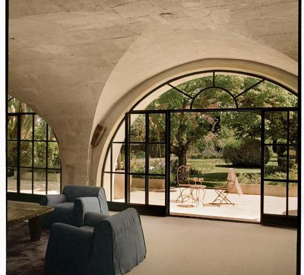 Отель Le Mas De Chabran