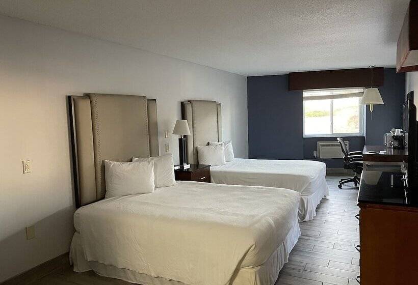 Отель Manistee Inn & Marina