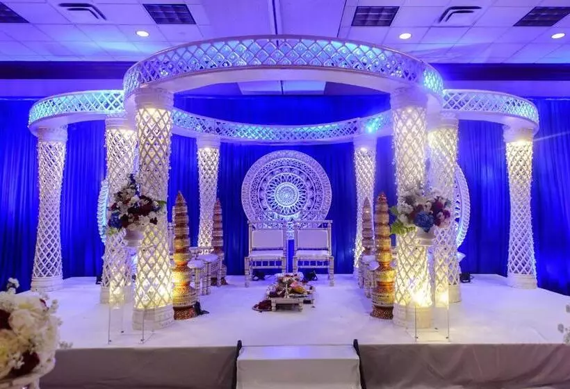 Отель Marriott Cincinnati Northeast