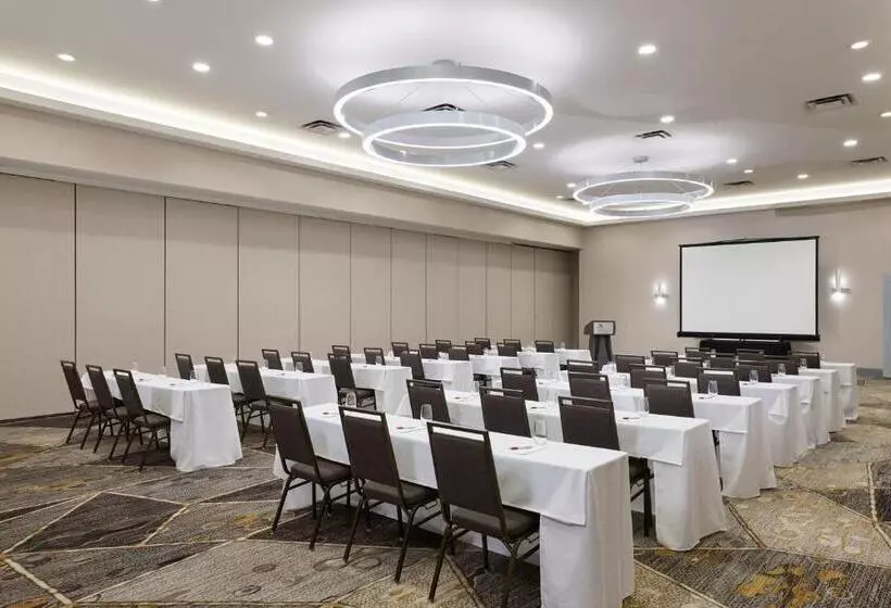 Отель Marriott Cincinnati Northeast