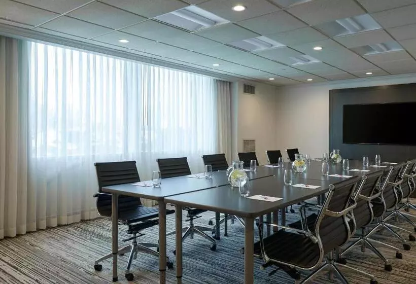 Отель Marriott Cincinnati Northeast