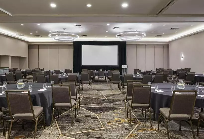 Отель Marriott Cincinnati Northeast