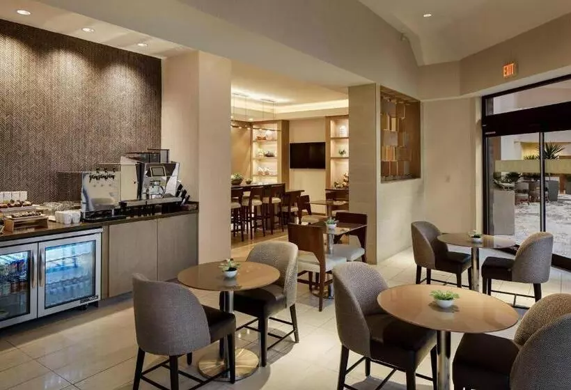 Отель Marriott Cincinnati Northeast