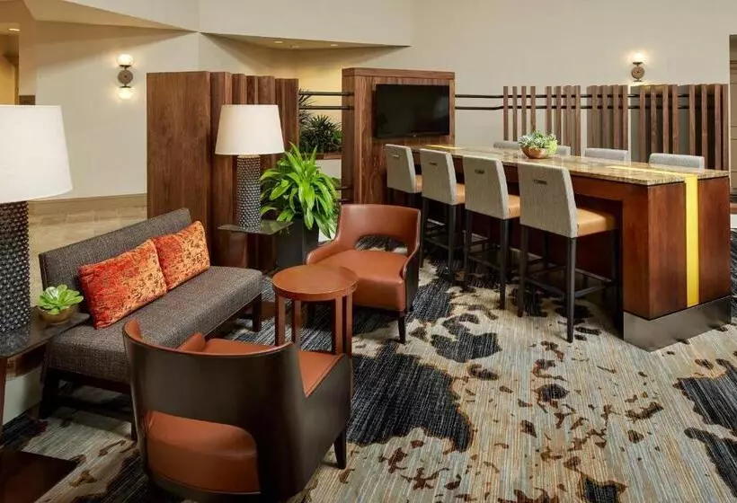 Отель Marriott Cincinnati Northeast