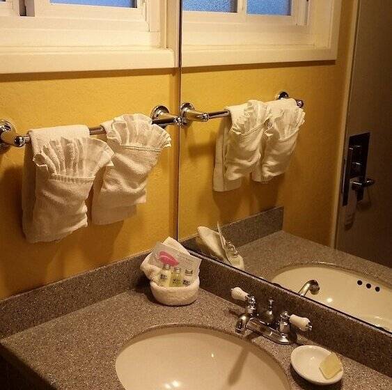 هتل Monterey Bay Lodge