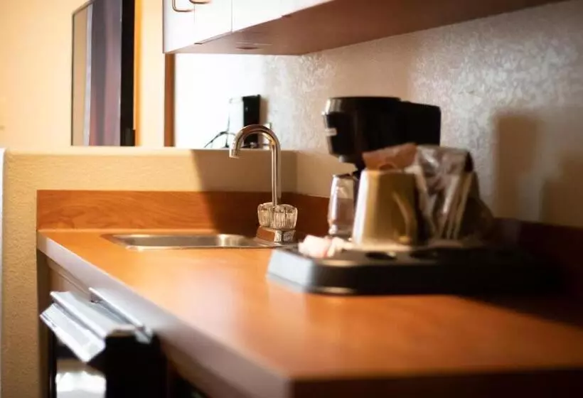 호텔 Monument Inn & Suites