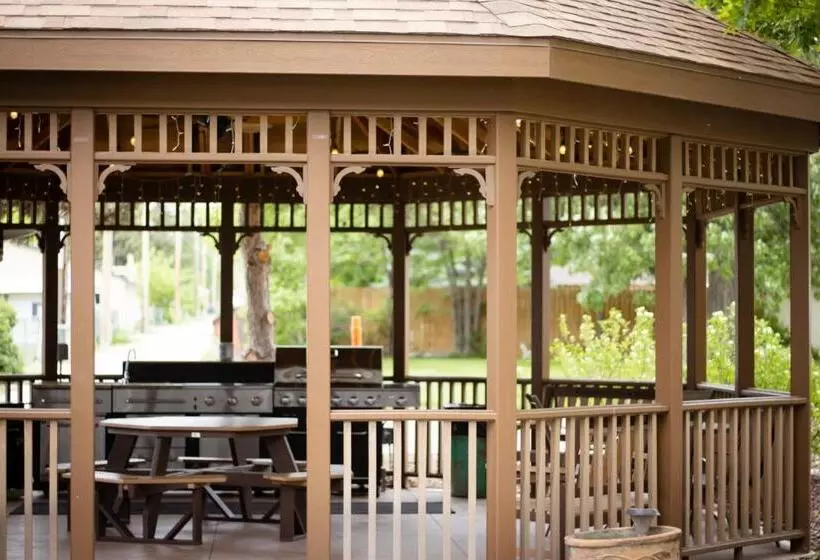 호텔 Monument Inn & Suites