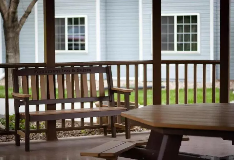 호텔 Monument Inn & Suites