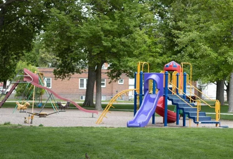 호텔 Monument Inn & Suites