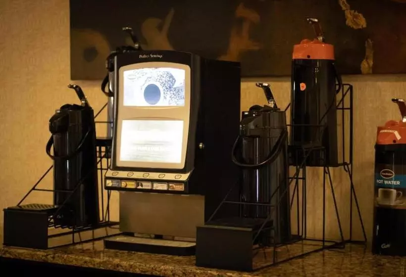 호텔 Monument Inn & Suites