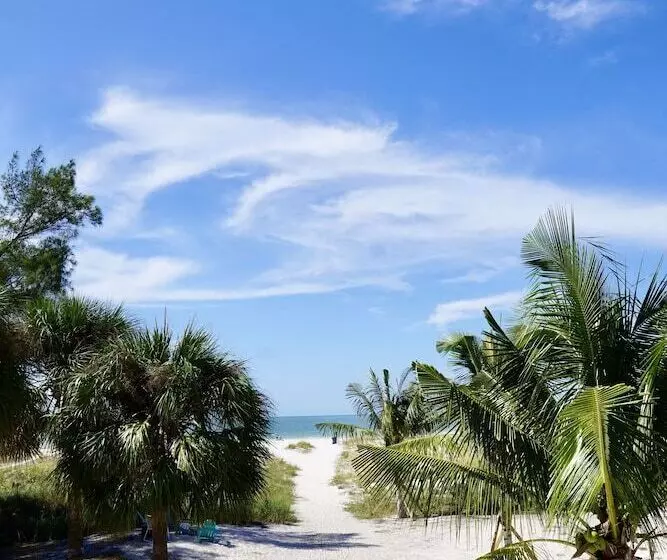 Мотель The Molloy Treasure Island Suites & Cottages