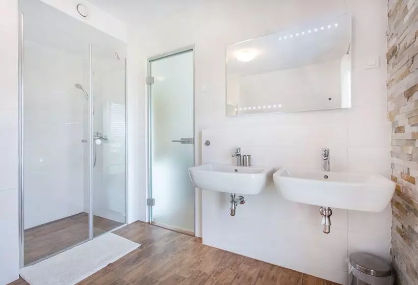 پانسیون Domovoj Apartments And Rooms