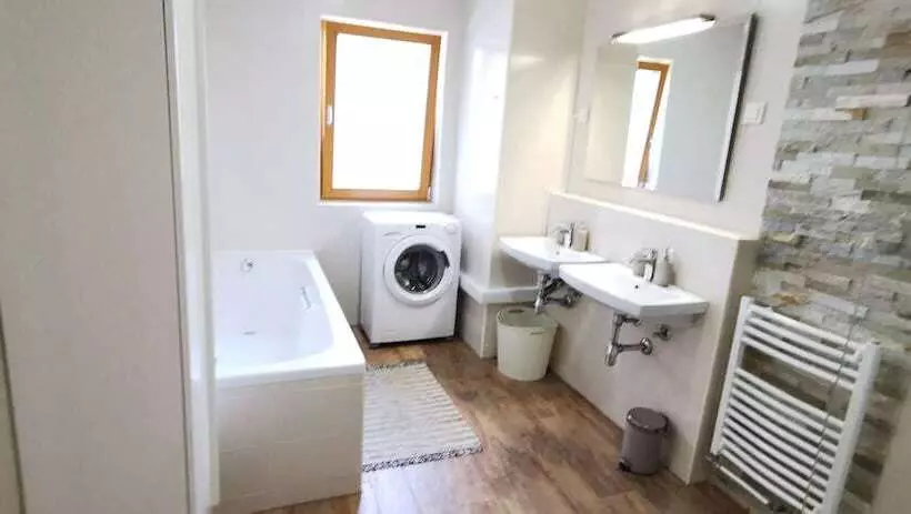 پانسیون Domovoj Apartments And Rooms