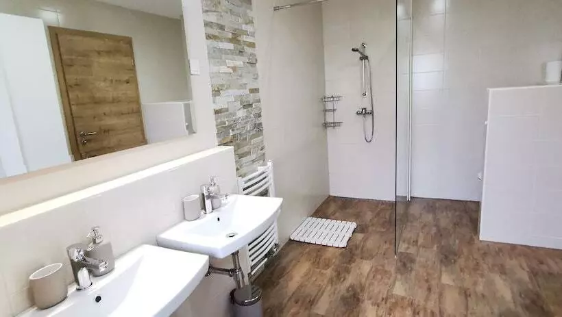 پانسیون Domovoj Apartments And Rooms