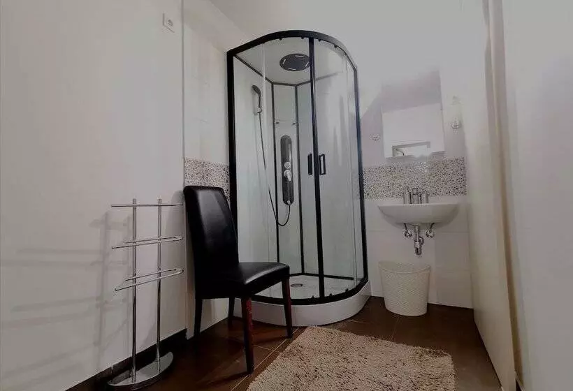 پانسیون Domovoj Apartments And Rooms