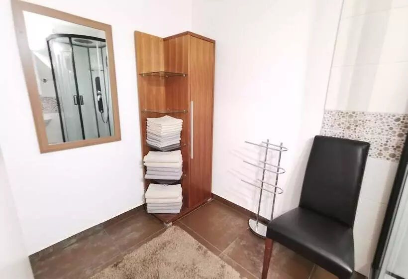 پانسیون Domovoj Apartments And Rooms